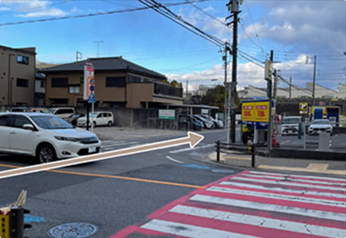 01. 雀屋製菓舗さんと郵便局案内看板がある交差点を愛知環状鉄道方面に直進します。