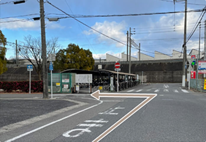 02. 一つ目の交差点を左折します。
