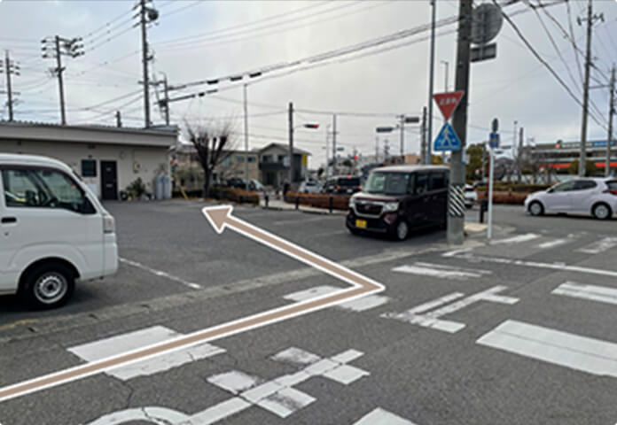 03. そのまま直進すると、一つ目の交差点手前、左側にアンプリール豊田店の駐車場がございます。店舗寄りの奥2台が当店の契約駐車場となります。